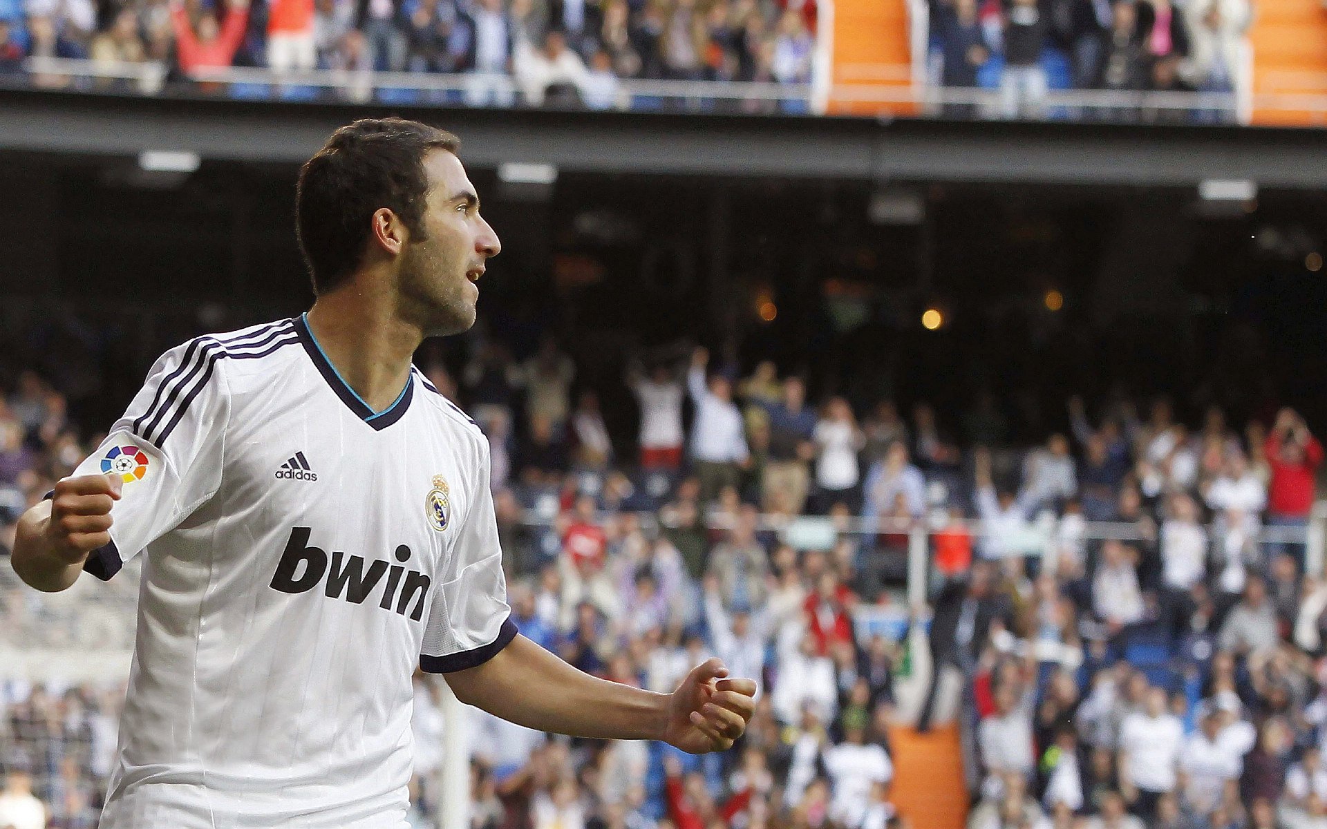 曼联在关键比赛中击败老对手，士气大增